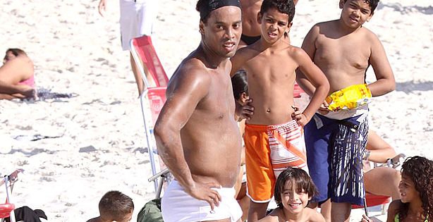 Ronaldinho marcando abdominales