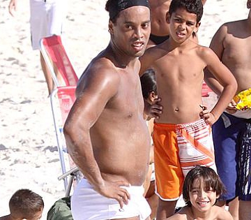 Ronaldinho-marcando-abdominales-yp.jpg