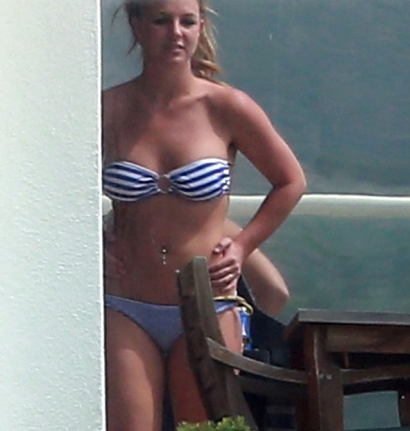 Britney Spears luciendo un bikini navy 