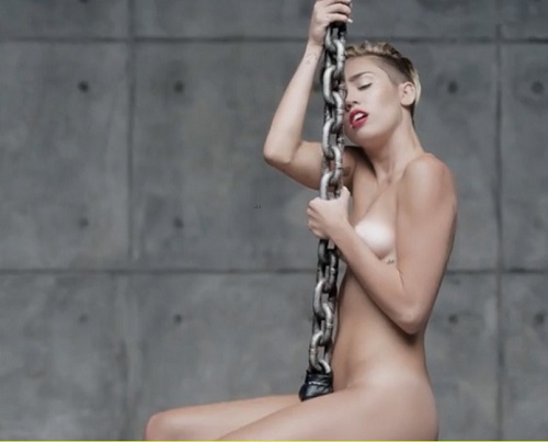 Miley Cyrus se desnuda en el video de 'Wrecking Ball'