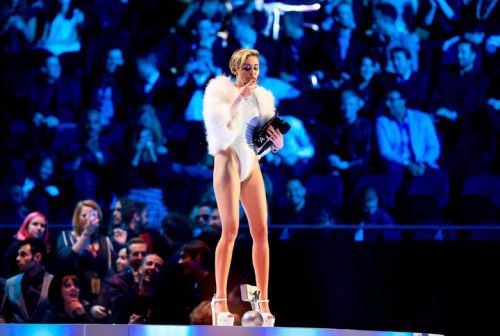 En la ducha y fum?ndose porros! Miley Cyrus la l?a de nuevo en los MTV EMA