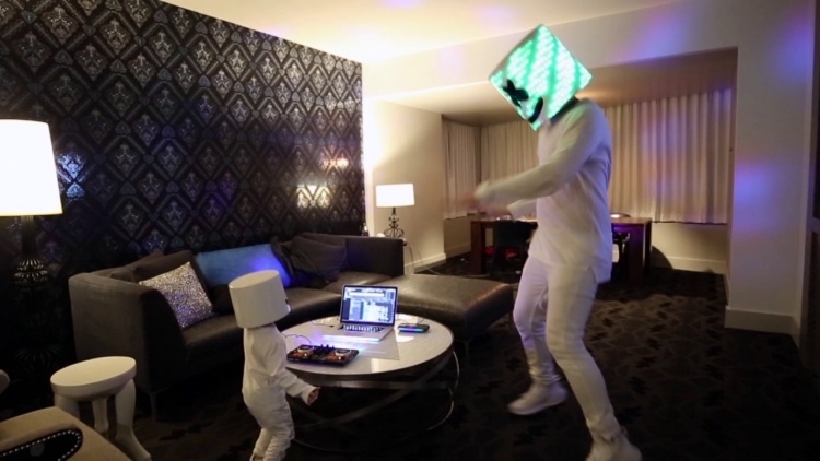 Marshmello sorprende a un fan de 3 años