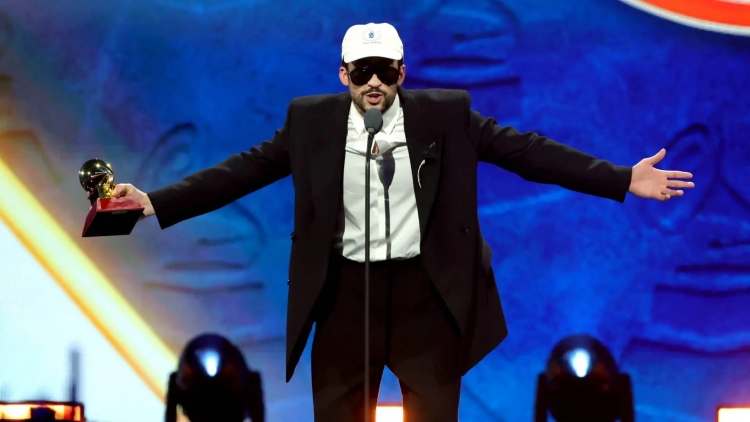 Bad Bunny arrasa en los Latin Grammy 2025 y se queda a un paso del pleno en la gran noche de la música latina